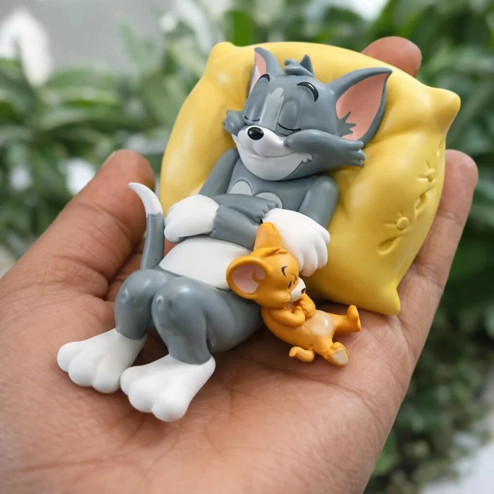 Tom and Jerry sleeping together on a pillow mini figure